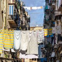 calle-tipica-napoles-italia